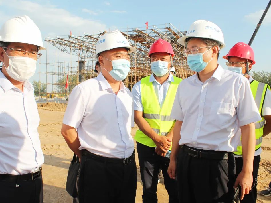 河北高速集團黨委副書記、副董事長、總經(jīng)理楊榮博深入石家莊東、石家莊南收費站改建工程項目檢查工作