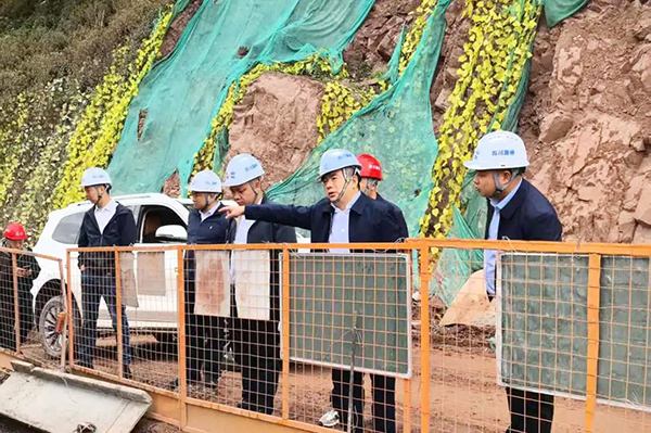 川交公司黨委書記、董事長杜江林一行深入西寧高速公路項目、會祿高速項目開展“五一”節(jié)前安全專項檢查